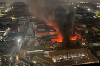 afrique-du-sud:-enorme-incendie-au-centre-de-johannesburg-declenche-par-le-vol-de-cables-electriques