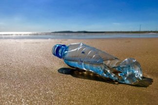 qualite-des-plages-marocaines-:-des-eaux-plus-propres,-mais-la-pollution-plastique-persiste