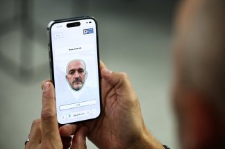 internet-l-estimation-dage-par-selfie-en-plein-essor-pour-traquer-les-trop-jeunes